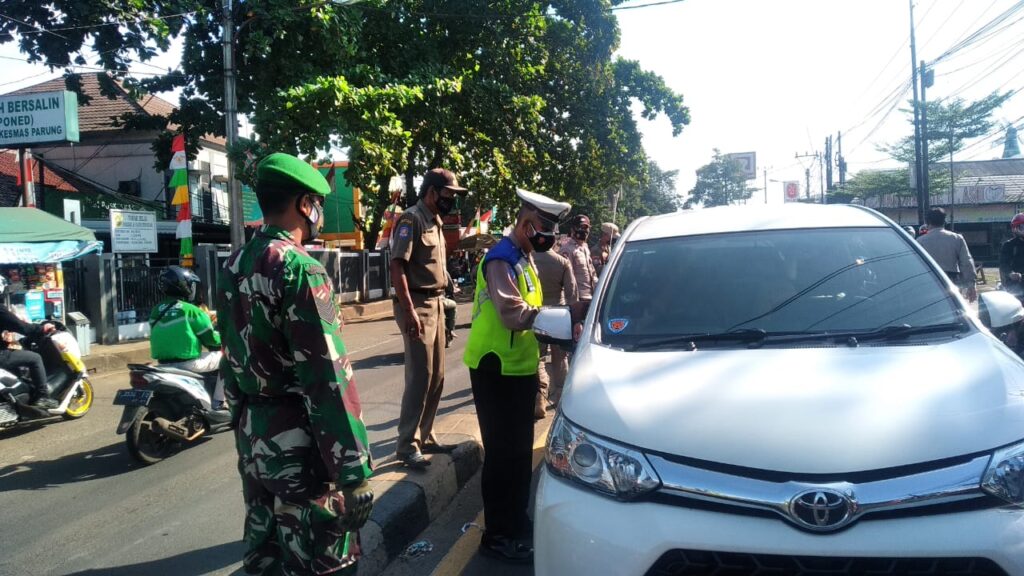 Polsek Parung Rekayasa Lalu Lintas, Sejumlah Kendaraan Diputar-balik Polsek Parung, Rekayasa Lalin, Lalu Lintas, Kendaraan, PPKM Darurat