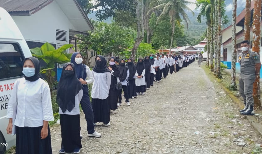 Antrian Panjang di BLK Lubuksikaping Berebut Vaksin Sinovac Antrian Panjang, BLK Lubuksikaping, Kabupaten Pasaman, Vaksinasi Covid-19, Vaksin Sinovac