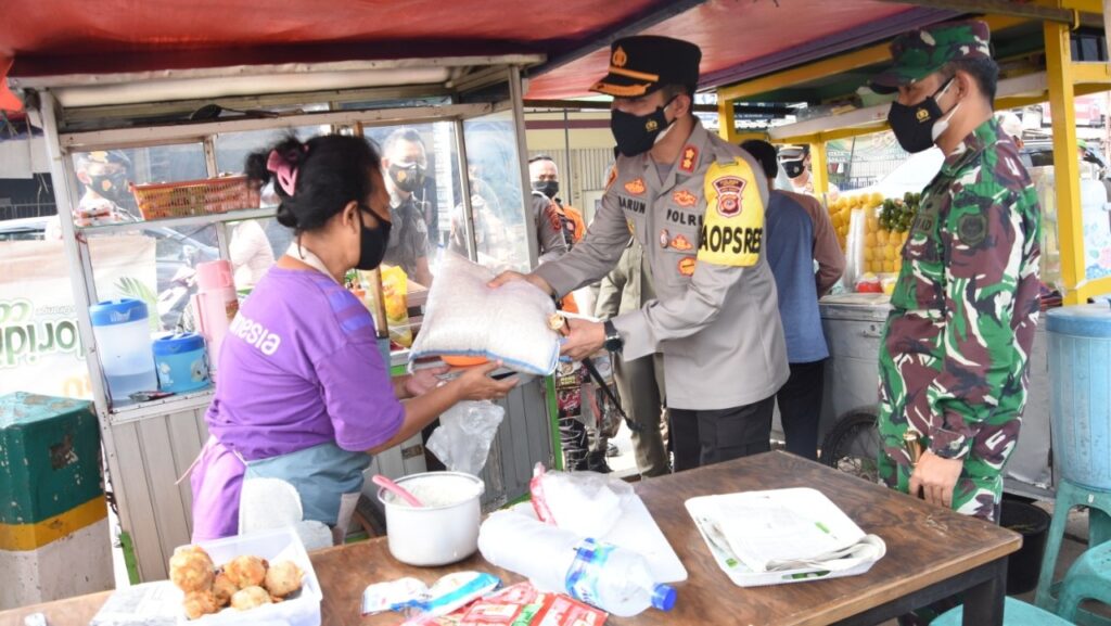 Polres Bogor Bagikan Paket Sembako kepada Para Pedagang Polres Bogor, Sembako, Pedagang, AKBP Harun, Protokol Kesehatan, PPKM Darurat