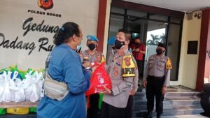 Idul Adha, Polres Bogor Bagikan Sembako dan Daging Kurban untuk Awak Media Idul Adha, Polres Bogor, Sembako, Daging Kurban, Awak Media