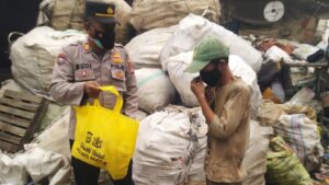 Polres Bogor Rutin Antar Sembako ke Rumah Warga Terdampak Covid-19 Polres Bogor, Kegiatan Rutin, Sembako, Rumah Warga, Terdampak Covid-19