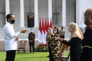 Serahkan BPUM, Presiden Minta Pelaku Usaha Mikro Tidak Putus Asa BPUM, Presiden Jokowi, Pelaku Usaha, Usaha Mikro, Putus Asa