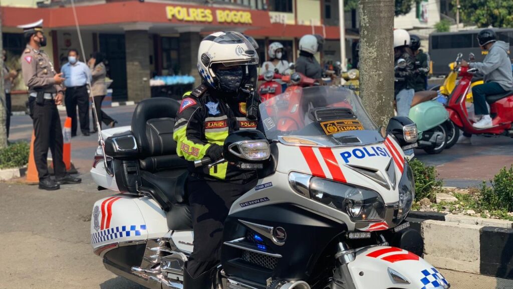 Polres Bogor Gandeng Komunitas Vespa: Bagikan Makanan untuk Masyarakat Polres Bogor, Komunitas Vespa, Makanan,