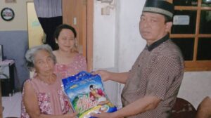 Ketua RT 04/09 Kedung Halang Sumbang Warga yang Tidak Mendapat Bansos Ketua RT, Sutoto, Mas Toto, Kedung Halang, Warga Bogor, Bansos Tunai, BST