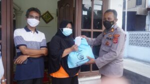 Polisi Berikan Bantuan untuk Janda Pakansari: Bertahan Hidup di Tengah Pandemi Polisi, Polres Bogor, Bantuan, Janda, Janda Pakansari, Bertahan Hidup, Pandemi