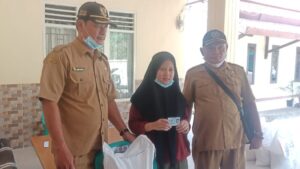 Desa Rabak Salurkan Bansos Untuk Warga Terdampak Covid-19 Desa Rabak, Bansos, Covid-19