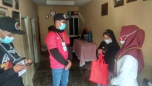 Warga Markas Syariah Peringati HUT RI Dengan Pembagian Sembako Markas Syariah, HUT RI, Sembako