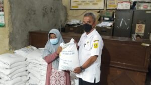 Desa Babakan Bagikan Beras kepada Warga Terdampak Covid -19 Desa Babakan, Beras, Warga Bogor, Terdampak Covid -19