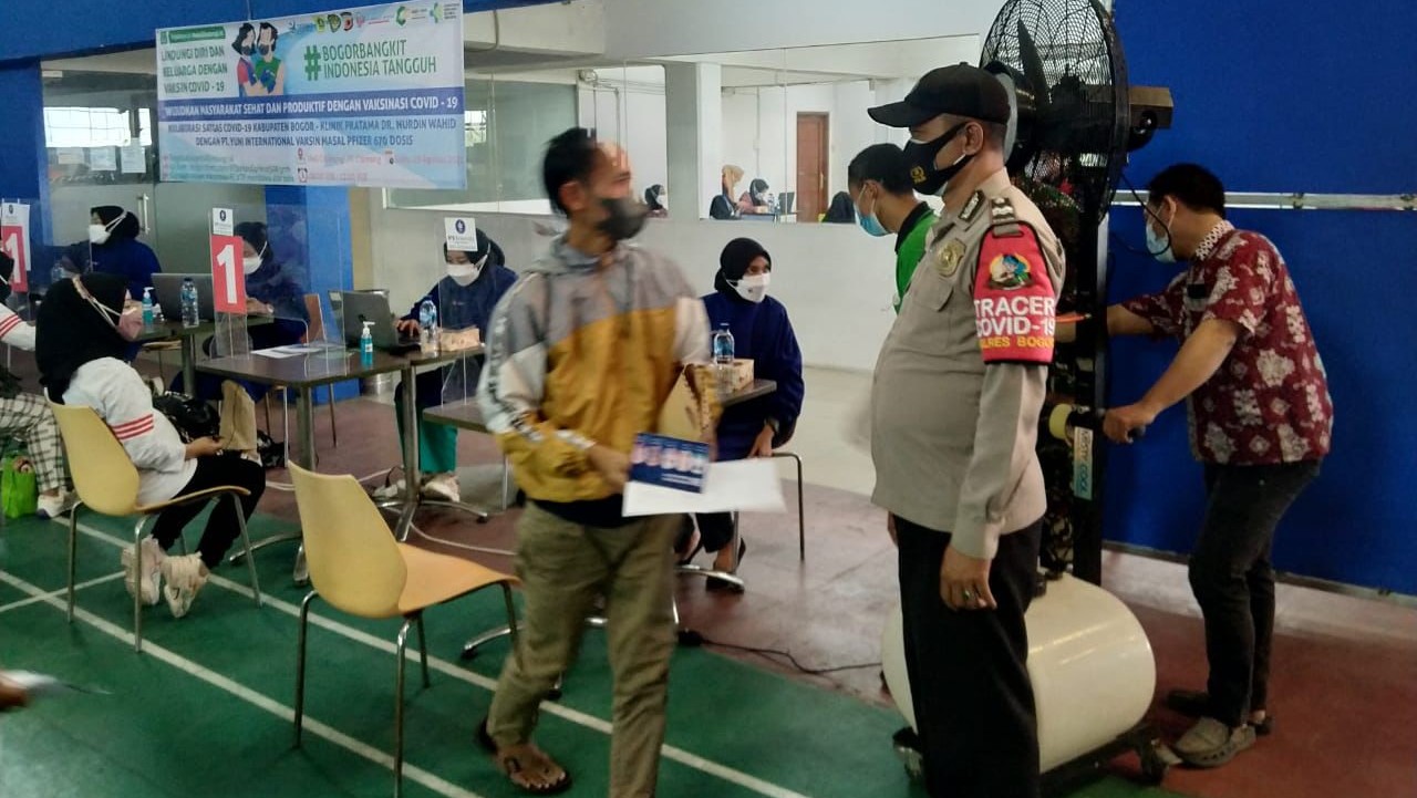 Polisi, Pengamanan, Vaksinasi Massal, Vaksinasi Covid-19, Polsek Cibinong