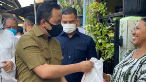 Duet Politisi Gerindra Bagikan Sembako Untuk Warga Terdampak Covid-19 Politisi Gerindra, Sembako, Warga Jakarta, Terdampak Covid-19