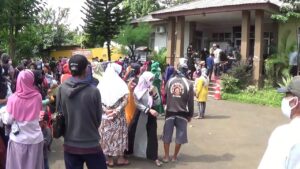 Ratusan Orang Berkerumun Mengantri Beras di Kota Bogor Kerumun, Antrian, Beras Bulog, Beras, Warga Bogor