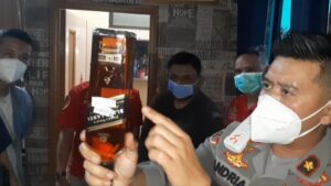 Polsek Cileungsi Ungkap Pembuatan Miras Import Palsu Polsek Cileungsi, Miras Impor, Miras, Miras Palsu