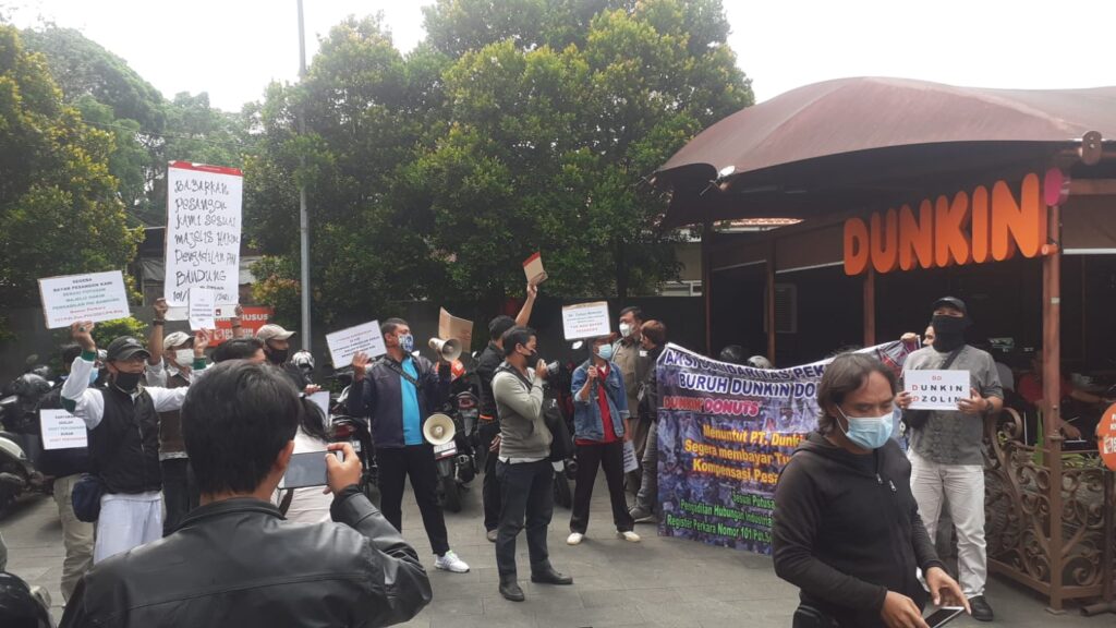Tuntut Pesangon, Karyawan Dunkin Donuts Bogor Gelar Demonstrasi Pesangon, Karyawan Dunkin Donuts, Dunkin Donuts, Dunkindo Lestari, Demonstrasi