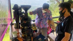Dosen SV IPB Tingkatkan Kompetensi Pengolah Kopi Megamendung Dosen IPB, IPB, Kompetensi, Kopi, Megamendung