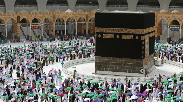 Jaga Jarak, Masjidil Haram, Vaksinasi Covid-19, Masker