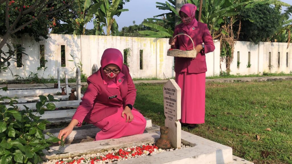 HKGB ke-69, Bhayangkari Bogor Kota Tabur Bunga di Makam Pahlawan HKGB, Bhayangkari Bogor Kota, Bhayangkari, Tabur Bunga, Makam Pahlawan