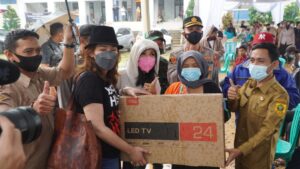 Maia Estianty Hadiri Vaksinasi di Sukamakmur, Bagikan Sembako dan Doorprize Maia Estianty, Vaksinasi di Sukamakmur, Vaksinasi Covid-19, Sembako, Doorprize