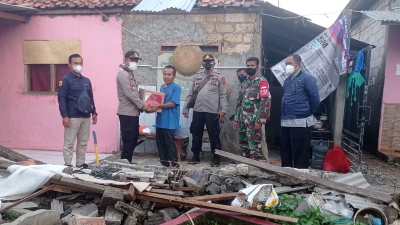 Warga Terdampak Angin Puting Beliung di Cibinong Dapat Bantuan dari Akabri 99 Warga Terdampak Angin Puting Beliung, Kapolsek Cibinong, Angin Puting Beliung di Cibinong, Bantuan Kemanusiaan, Akabri 99
