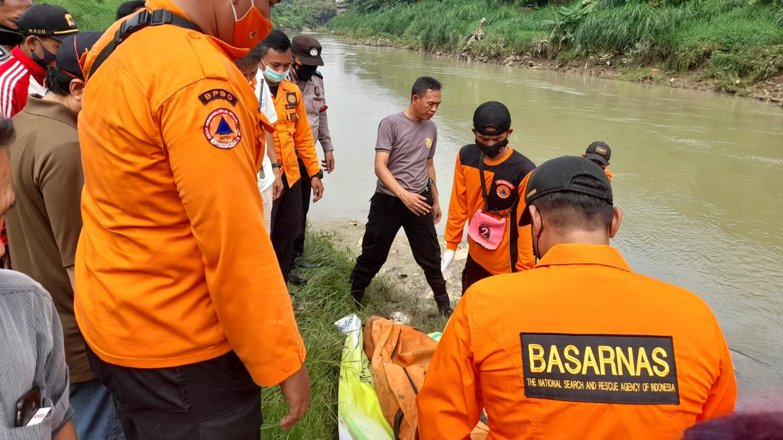 Polsek Cileungsi, Melompat ke Sungai, Bunuh Diri