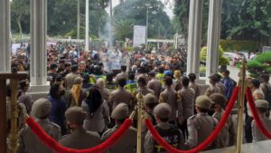 Datangi Balai Kota, Pemuda Sunda Menggugat Tolak Glow Kebun Raya Bogor Balai Kota Bogor, Pemuda Sunda, Budayawan Sunda, Glow, Kebun Raya