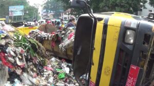 Truk Sampah di Kota Bogor Terbalik, Sampah Berserakan Truk Sampah, Sampah di Kota Bogor, Sampah