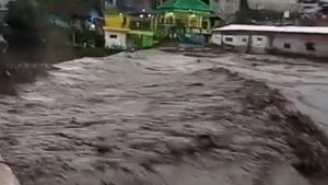 Belasan Orang Hanyut Akibat Banjir Bandang Kota Batu dan Kota Malang Orang Hanyut, Banjir Bandang, Banjir Kota Batu, Banjir Kota Malang