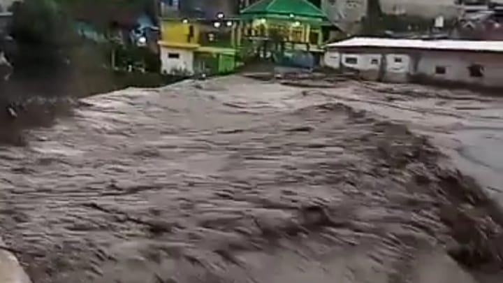Belasan Orang Hanyut Akibat Banjir Bandang Kota Batu dan Kota Malang Orang Hanyut, Banjir Bandang, Banjir Kota Batu, Banjir Kota Malang