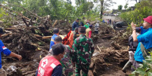 Enam Orang Meninggal Dunia Akibat Banjir Bandang di Kota Batu Meninggal Dunia, Korban Banjir, Banjir Kota Batu,