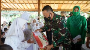 Danrem 061 Didampingi Ketua Persit KCK Santuni Anak Yatim dan Disabilitas Danrem 061, Persit KCK, Anak Yatim, Disabilitas