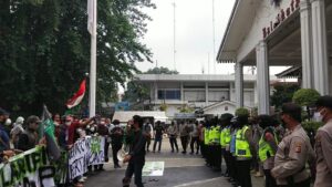 Demo Balai Kota Bogor, HMI Minta Tuntaskan Persoalan PDJT Demo Balai Kota Bogor, HMI Kota Bogor, HMI Pakuan, PDJT