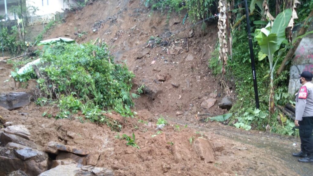 Hujan di Kecamatan Nanggung Akibatkan Tanah Longsor hingga Jalan Putus Hujan, Kecamatan Nanggung, Tanah Longsor, Jalan Putus