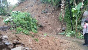 Hujan di Kecamatan Nanggung Akibatkan Tanah Longsor hingga Jalan Putus Hujan, Kecamatan Nanggung, Tanah Longsor, Jalan Putus