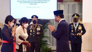 Presiden Anugerahkan Tanda Kehormatan kepada Para Nakes yang Gugur Presiden Jokowi, Hari Pahlawan, Tanda Kehormatan, Nakes, Nakes Gugur