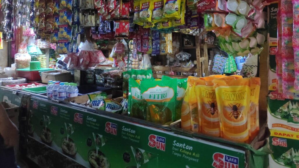 Harga Minyak Goreng Naik, Pedagang Gorengan di Leuwiliang Mengeluh Harga Minyak Goreng, Minyak Goreng, Pedagang Gorengan, Pasar Leuwiliang, Keluhan Pedagang