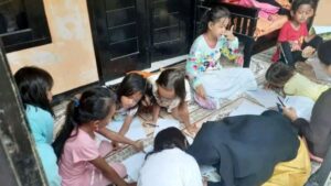 Peduli Pendidikan, OSIS SMP Assholihiyah Bimbing Belajar Anak-anak SD Peduli Pendidikan, OSIS, SMP Assholihiyah, Bimbingan Belajar, Anak SD