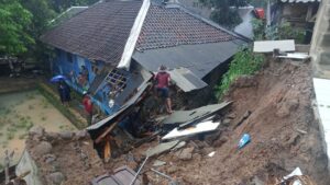 Cuaca Ekstrim Melanda Lebak Banten, Delapan Siswa Terluka Cuaca Ekstrim, Kabupaten Lebak, Banten, Siswa Banten