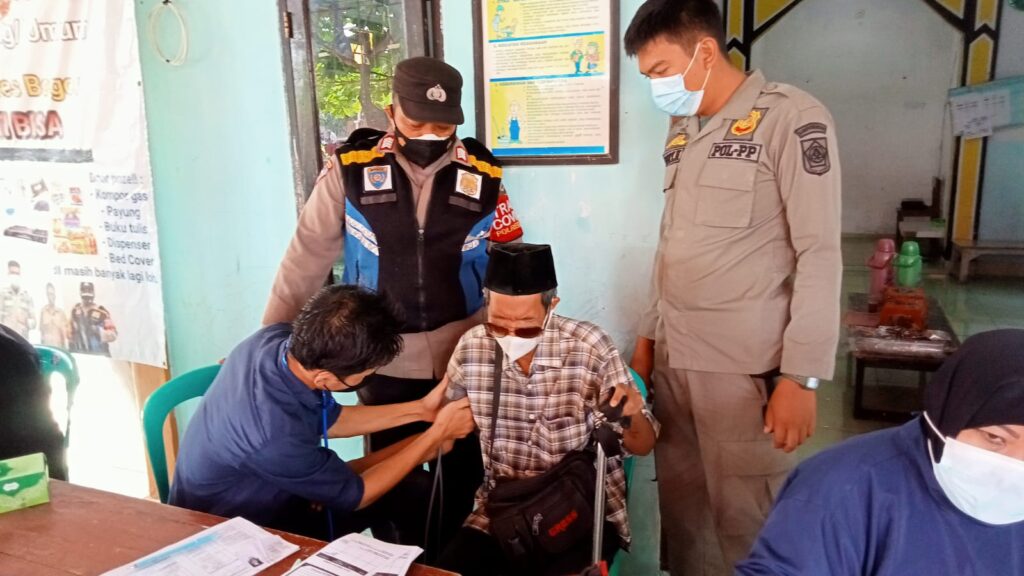 Masyarakat Umum hingga Lansia Jadi Target Vaksinasi Polsek Cileungsi Masyarakat Umum, Lansia, Target Vaksinasi, Vaksinasi Keliling, Polsek Cileungsi