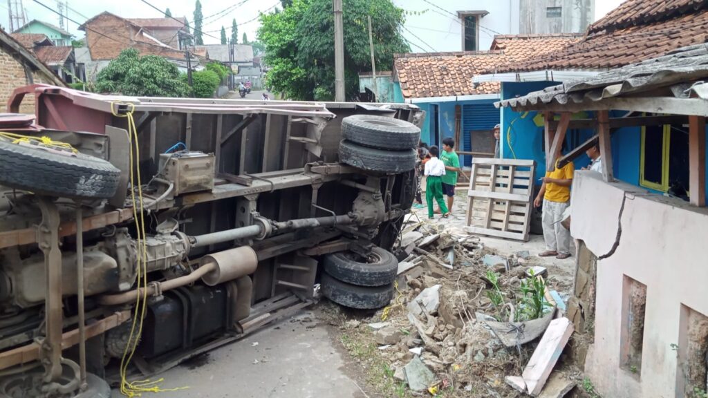 Truk Semen, Truk, Kecelakaan, Leuwimekar, Muatan Lebih