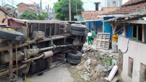 Truk Semen Tabrak Rumah Warga Leuwimekar, Diduga Muatan Berlebih Truk Semen, Truk, Kecelakaan, Leuwimekar, Muatan Lebih