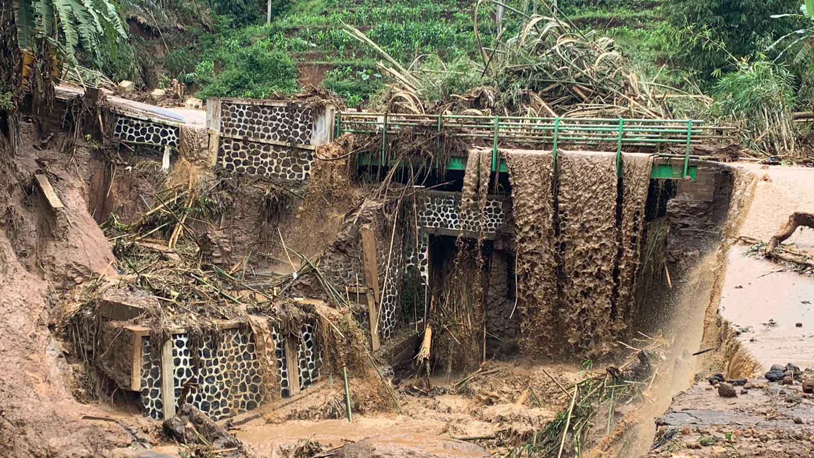 Pasca Banjir, Banjir Garut, Jalan Garut, Dilintasi Kendaraan