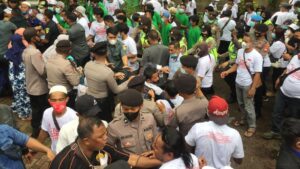Eksekusi Rumah Yatim Piatu di Gunung Putri Berlangsung Ricuh Eksekusi, Yatim Piatu, Yayasan Fajar Hidayah, Gunung Putri, Ricuh
