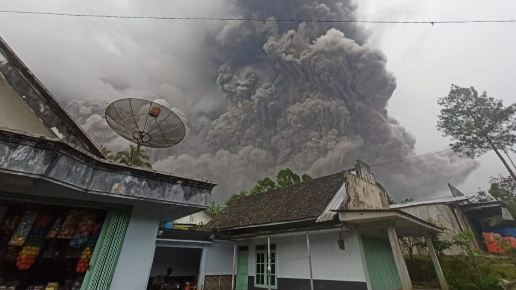 Gunung Semeru Erupsi, Kecamatan Pronojiwo Dalam Kegelapan Gunung Semeru, Gunung Semeru Erupsi, Erupsi, Kecamatan Pronojiwo, Lumajang, Kegelapan