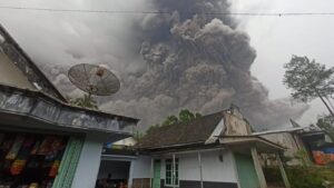 Gunung Semeru Erupsi, Kecamatan Pronojiwo Dalam Kegelapan Gunung Semeru, Gunung Semeru Erupsi, Erupsi, Kecamatan Pronojiwo, Lumajang, Kegelapan