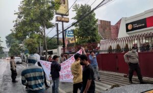 Demo Bank Sahabat Sampoerna, Massa Aksi Sampaikan Sejumlah Tuntutan Demonstrasi, Bank Sahabat Sampoerna, Massa Aksi, Tuntutan Aksi