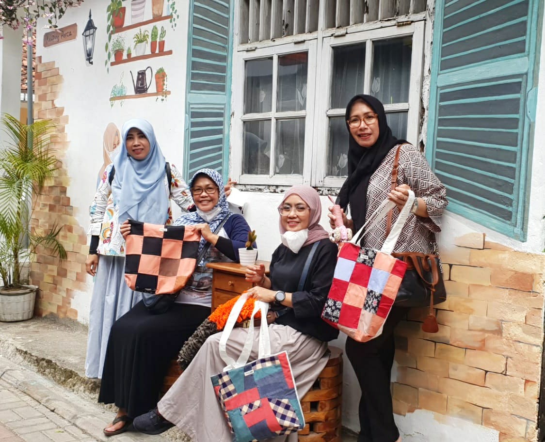 Memaknai, Kehadiran, Kampung Perca