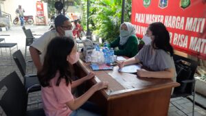 Takut Jarum Suntik, Vaksinator Membujuk Anak untuk Divaksin Takut Jarum Suntik, Jarum Suntik, Vaksinator, Vaksinasi Anak