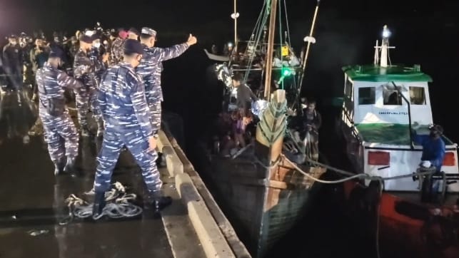 Kapal Pengungsi Rohingya Berlabuh di Aceh Setelah Lama Terombang-ambing Kapal Pengungsi, Rohingya, Aceh, Terombang-ambing