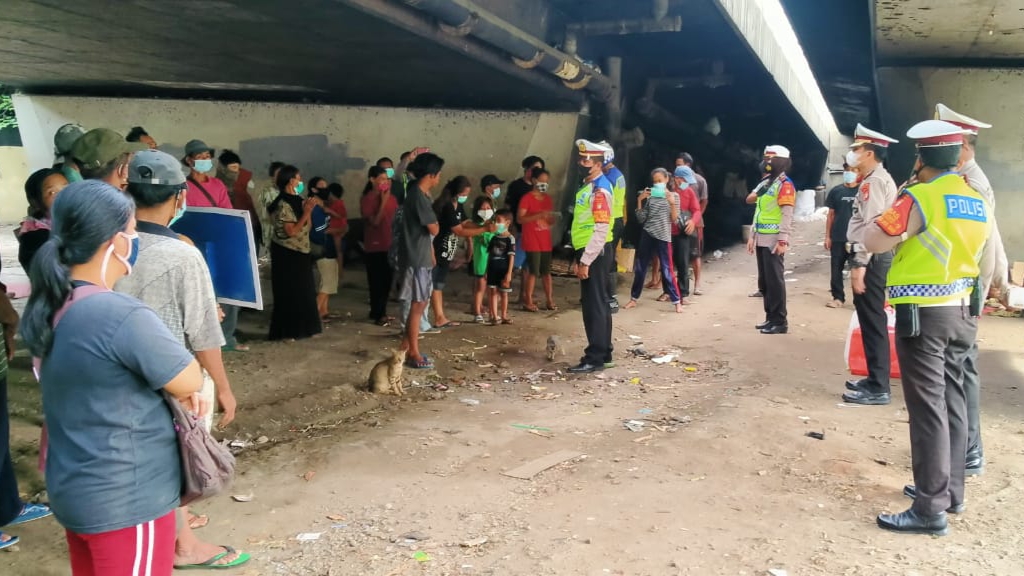 Jumat Berkah, Sat Lantas Jakbar Bagikan Makanan untuk Warga Slum Area Jumat Berkah, Sat Lantas Jakbar, Polres Jakbar, Makanan Gratis, Slum Area
