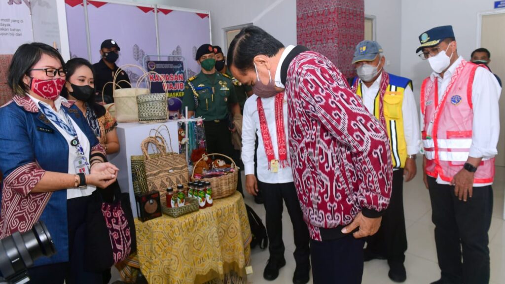 Presiden Jokowi, Jokowi Dirayu, Jaket Motif Khas Dayak, Dayak