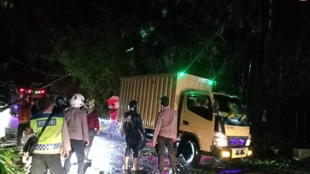 Banjir dan Longsor di Majalengka, Tiga Akses Jalan Tertutup Banjir, Longsor, Majalengka, Akses Jalan, Jalan Tertutup